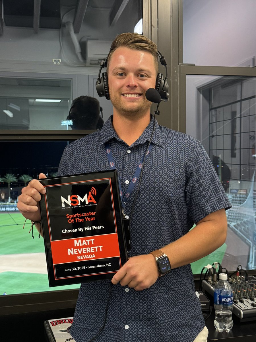 MattNeverett's tweet image. My sincerest thanks to @NSMASportsMedia & my peers for voting me as 2024 Nevada Sportscaster of the year, now I finally have the hardware to prove it!
An incredible honor to win the award 20+ years after my dad @TimNeverett did the same!