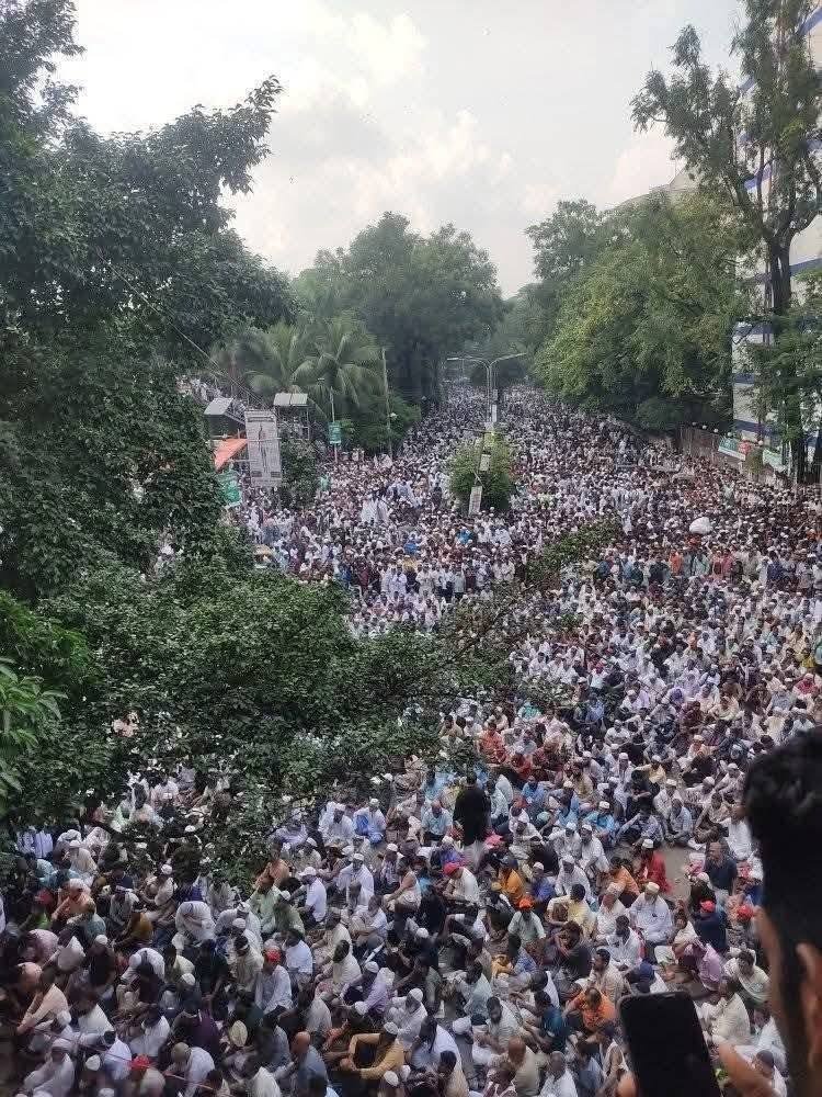 basherkella's tweet image. Thousands packed Suhrawardy Udyan for today's #Jamaat rally, with many more overflowing onto surrounding roads, listening to speeches and showing solidarity from wherever they could.
#Dhaka #Bangladesh #BDElection2026
