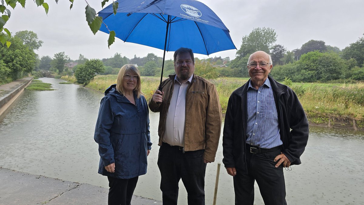 LHCRT1's tweet image. It was a pleasure to welcome @DaveR_Lichfield MP for a tour of our work today, despite the rain.
From the established canal at Borrowcop Locks to the latest progress at Gallows Reach, he got to see the transformation taking place — what’s been achieved and what's next.