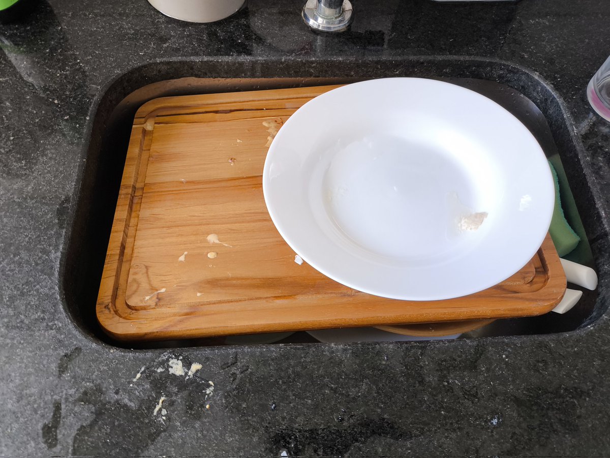 ShimaHaruko's tweet image. EU SOU LOUCA DE ACHAR UM ABSURDO A MINHA IRMÃ ENTALAR UMA TÁBUA DE MADEIRA PESADA NA PIA PRA LAVAR
SENDO QUE ELA É PESADA E OCUPA ESPAÇO DEMAIS NA PIA??? KKKKKK