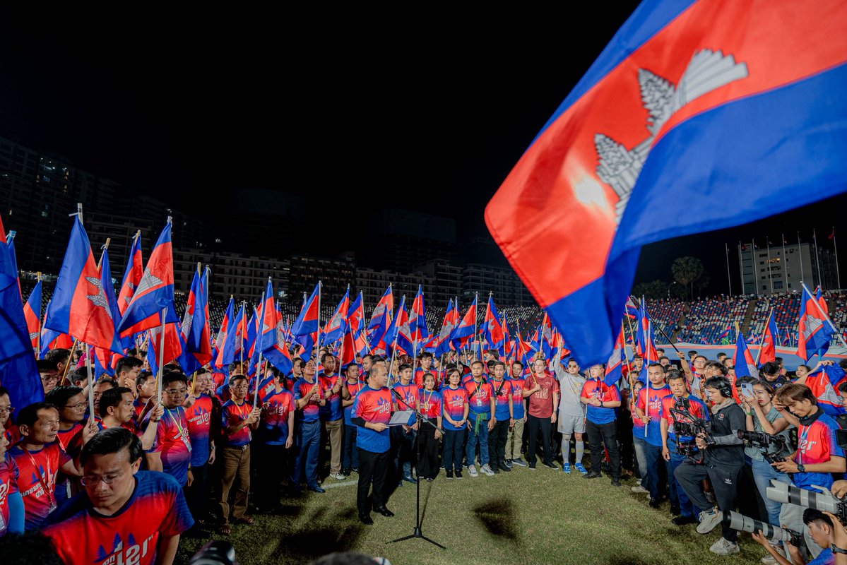 pheaktraneth's tweet image. Big gathering to show the solidarity of #Cambodian people to Royal Government of #Cambodia and Army at the frontline to defend territorial integrity against foreign aggression.