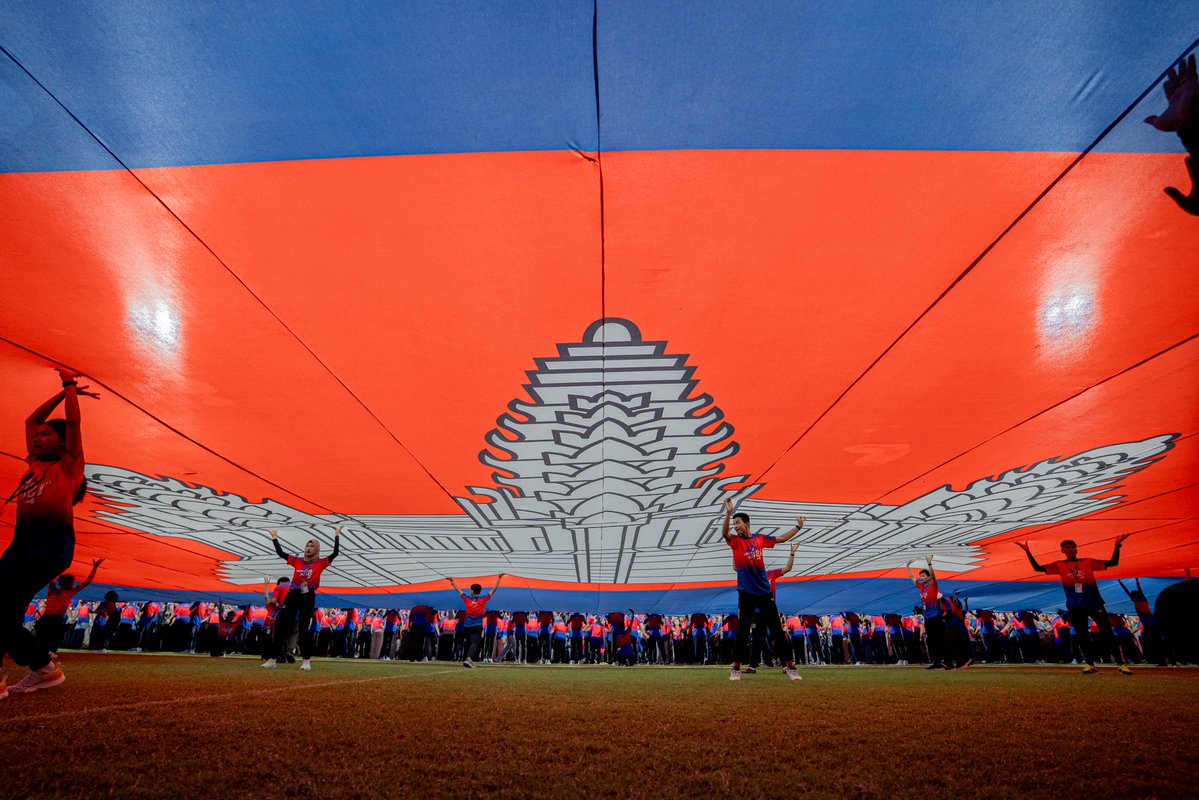 pheaktraneth's tweet image. Big gathering to show the solidarity of #Cambodian people to Royal Government of #Cambodia and Army at the frontline to defend territorial integrity against foreign aggression.