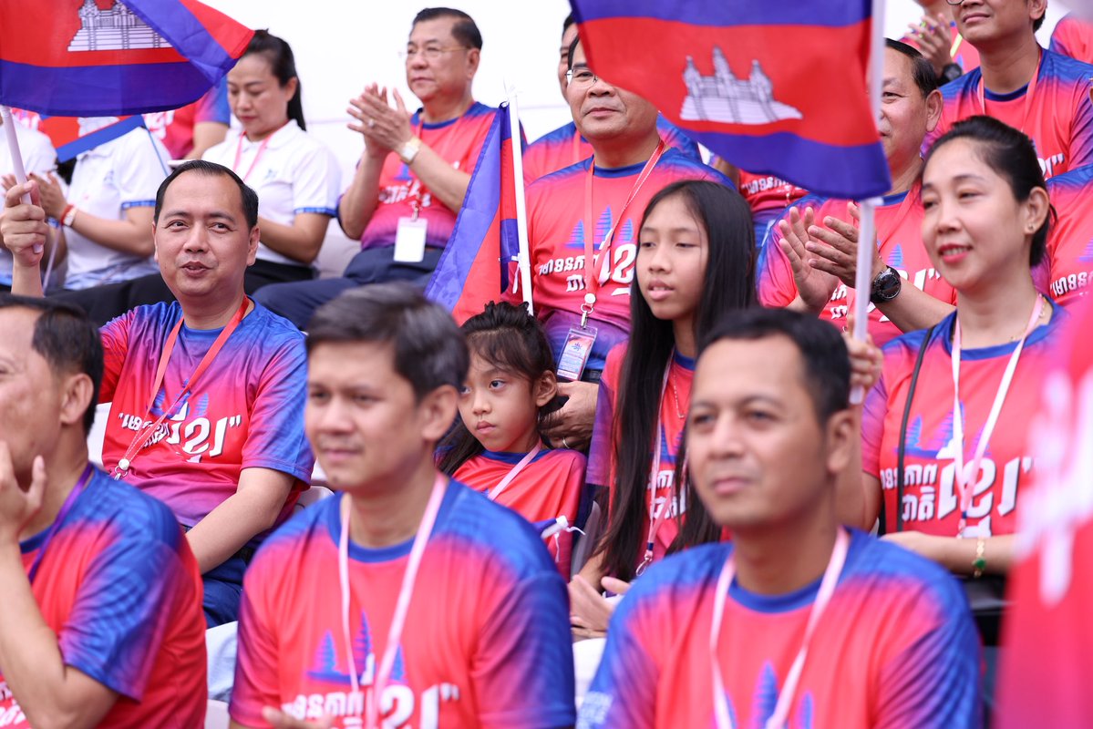 pheaktraneth's tweet image. Big gathering to show the solidarity of #Cambodian people to Royal Government of #Cambodia and Army at the frontline to defend territorial integrity against foreign aggression.