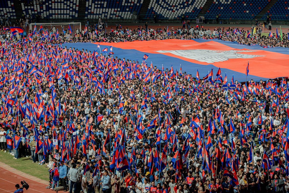 pheaktraneth's tweet image. Big gathering to show the solidarity of #Cambodian people to Royal Government of #Cambodia and Army at the frontline to defend territorial integrity against foreign aggression.