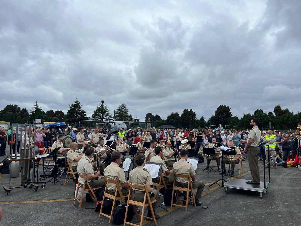 FUTER_ET's tweet image. Hoy #sábado la Unidad de Música del Cuartel General del Mando de Apoyo a la Maniobra #MAM ofreció un concierto en el Aeródromo Militar de #SantiagodeCompostela organizado por el Ejército del Aire por el 90 aniversario del Aeropuerto de #SantiagodeCompostela.
#SomostuEjército