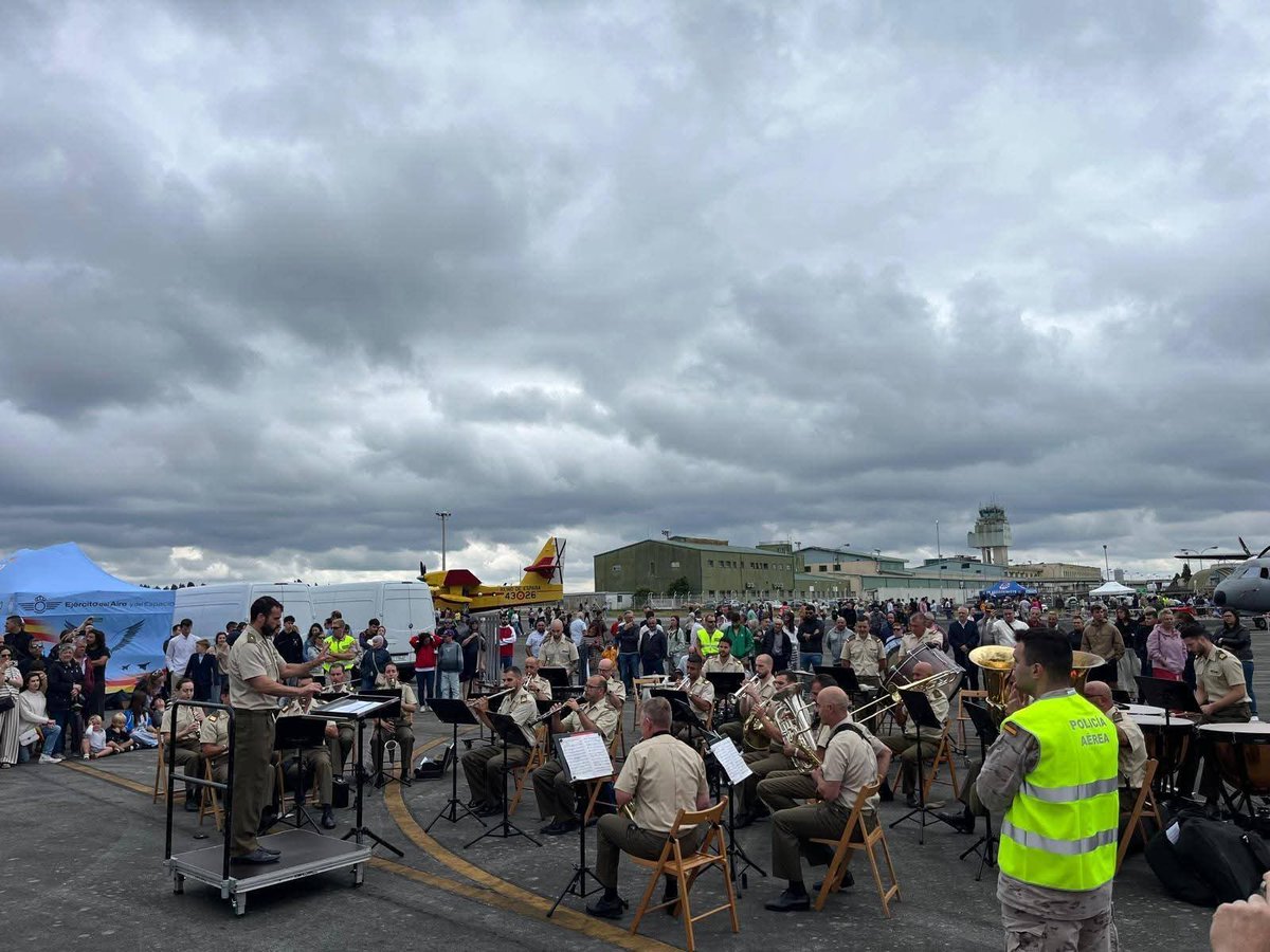 FUTER_ET's tweet image. Hoy #sábado la Unidad de Música del Cuartel General del Mando de Apoyo a la Maniobra #MAM ofreció un concierto en el Aeródromo Militar de #SantiagodeCompostela organizado por el Ejército del Aire por el 90 aniversario del Aeropuerto de #SantiagodeCompostela.
#SomostuEjército