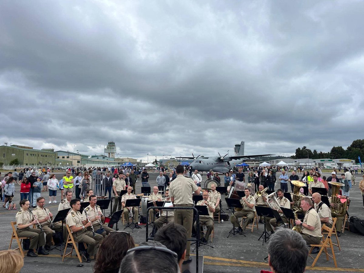 FUTER_ET's tweet image. Hoy #sábado la Unidad de Música del Cuartel General del Mando de Apoyo a la Maniobra #MAM ofreció un concierto en el Aeródromo Militar de #SantiagodeCompostela organizado por el Ejército del Aire por el 90 aniversario del Aeropuerto de #SantiagodeCompostela.
#SomostuEjército
