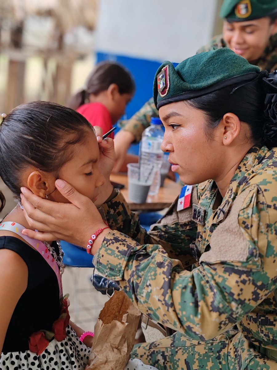Unidades de la 3ra Brigada Panamá Este apoyaron la jornada médica del MINSA-Capsi en Palmas Bellas, llevando alegría a los niños con pintacaritas y palomitas.
Cerca de la comunidad, con corazón.