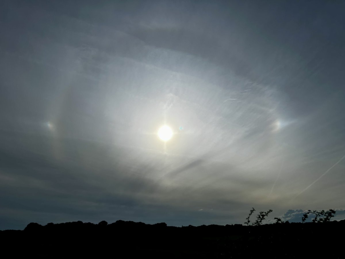PeterChailey's tweet image. A cheeky sundog gracing us with his presence this evening