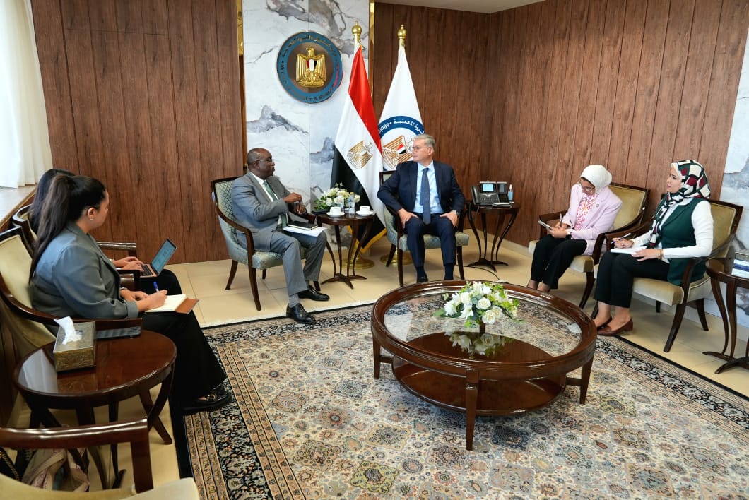 MOPEgypt's tweet photo. استقبل المهندس كريم بدوي، وزير البترول والثروة المعدنية، شيخ عمر سيلا، المدير الإقليمي لمؤسسة التمويل الدولية (IFC)، التابعة لمجموعة البنك الدولي، حيث جري بحث فرص التعاون في تمويل مشروعات قطاع التعدين المصري. 
https://t.co/3bgKXHgqXl https://t.co/eR5NCZIqjC