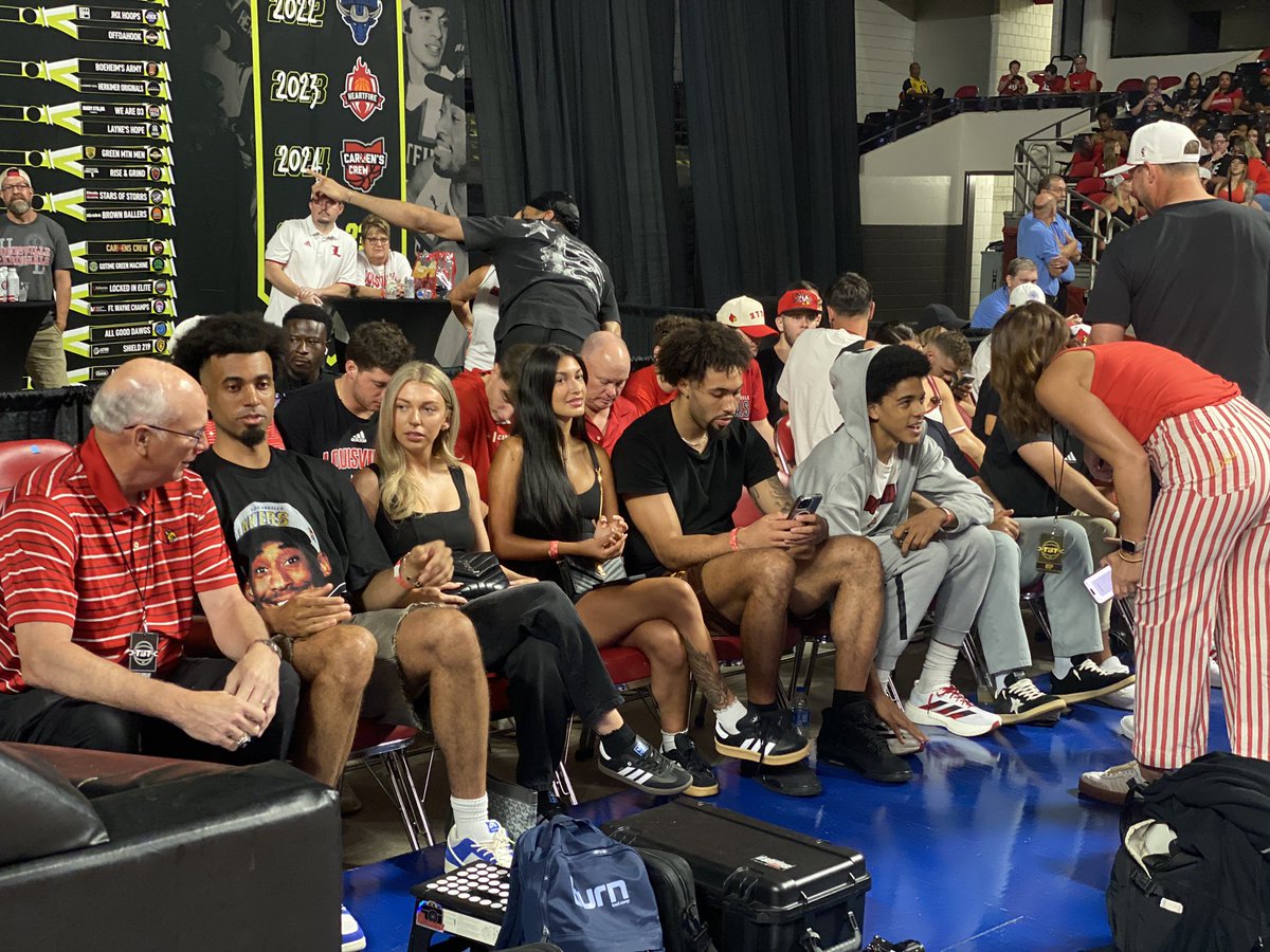 sarandon_raboin's tweet image. A who’s-who of Louisville Basketball courtside right now at the Ville