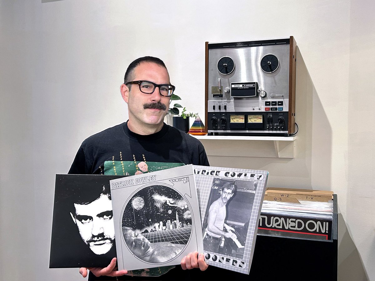 darkentriesrecs's tweet image. today is Dark Entries 16 year anniversary 🎉 grateful to be part of this amazing community continually inspired by the creative artists we release. we are a team that includes our right hand designer Eloise Shir Juen Leigh and #1 employee Noah 🖤 we have some surprises yet to…