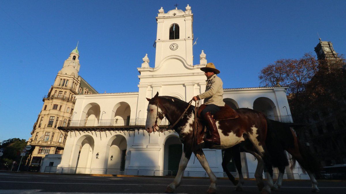 Para mostrar que el campo llegó a la ciudad, en un lugar histórico y emblemático de la historia de nuestro país, algunos ejemplares de la Exposición Rural están en el Cabildo. Se trata de Gato y Mancha, Caballos Criollos, un ovino Romney Marsh y dos bovinos Galloway.

Sentí la