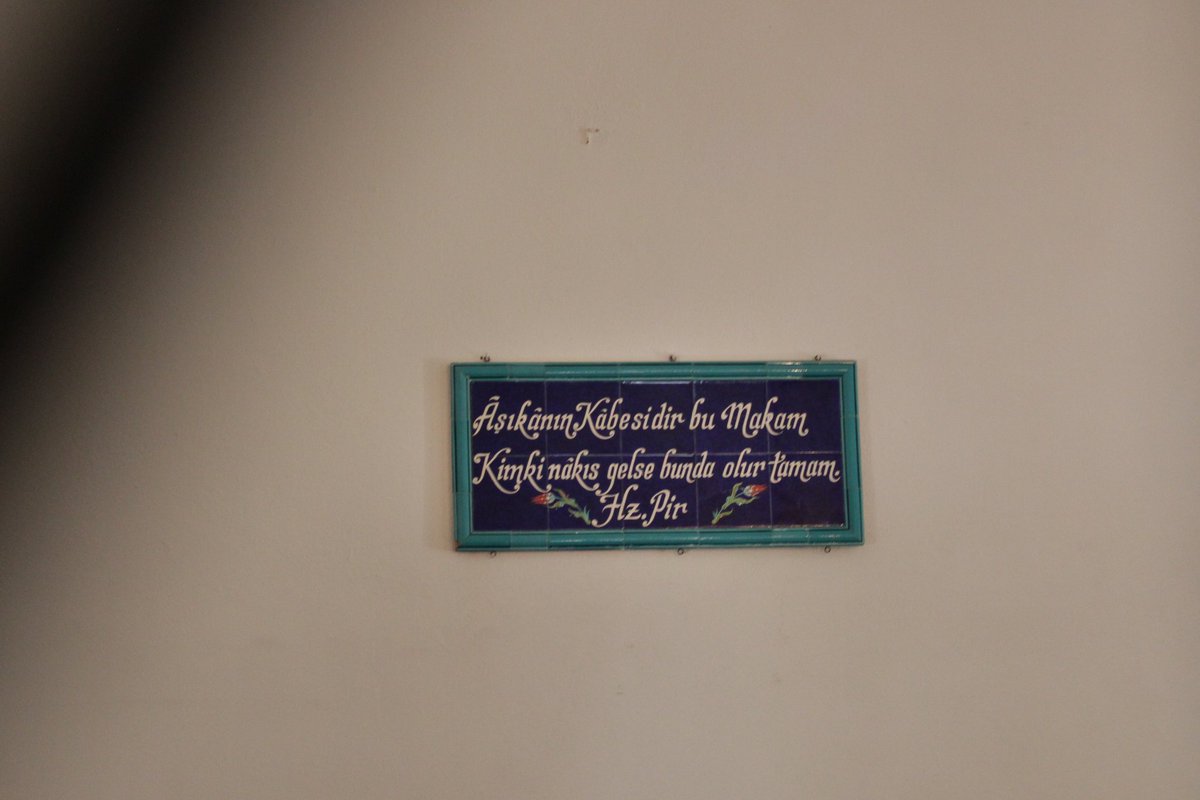 Verip ikrâr-ı ezel biz sana demişiz belî 
Şerer-i aşk u muhabbetle uyardık bu dili 
Sana yâr olmayanın zâten çürükdür ameli 
Nice bend olmayayım sana ey nesl-i Alî 

Meded ey kutb-i cihân âlem-i mir'ât-ı celî 
Meded ey pîrim efendim Hazret-i Şa'bân-ı Velî

youtu.be/o5F47hgKJbY