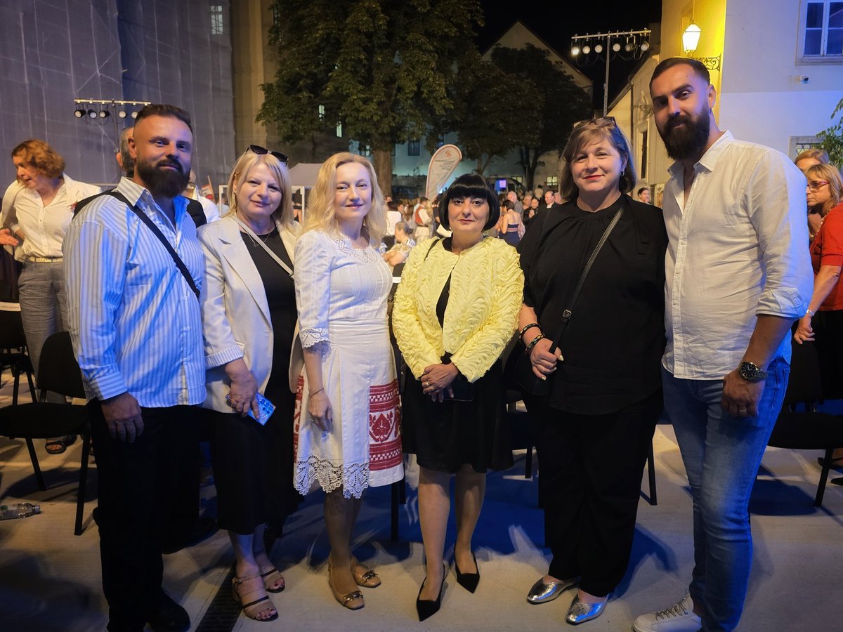 marijana_petir's tweet image. Na 59. Međunarodnoj smotri folklora predstavljaju se i naši prijatelji iz Makedonije koji vjerno čuvaju svoju baštinu, pjesmu, ples, nošnju, jezik i identitet 🇲🇰 naroda. Zahtjevi koji zadiru u suverenitet te nacionalni i kulturni identitet 🇲🇰, za mene su potpuno nepihvatljivi.