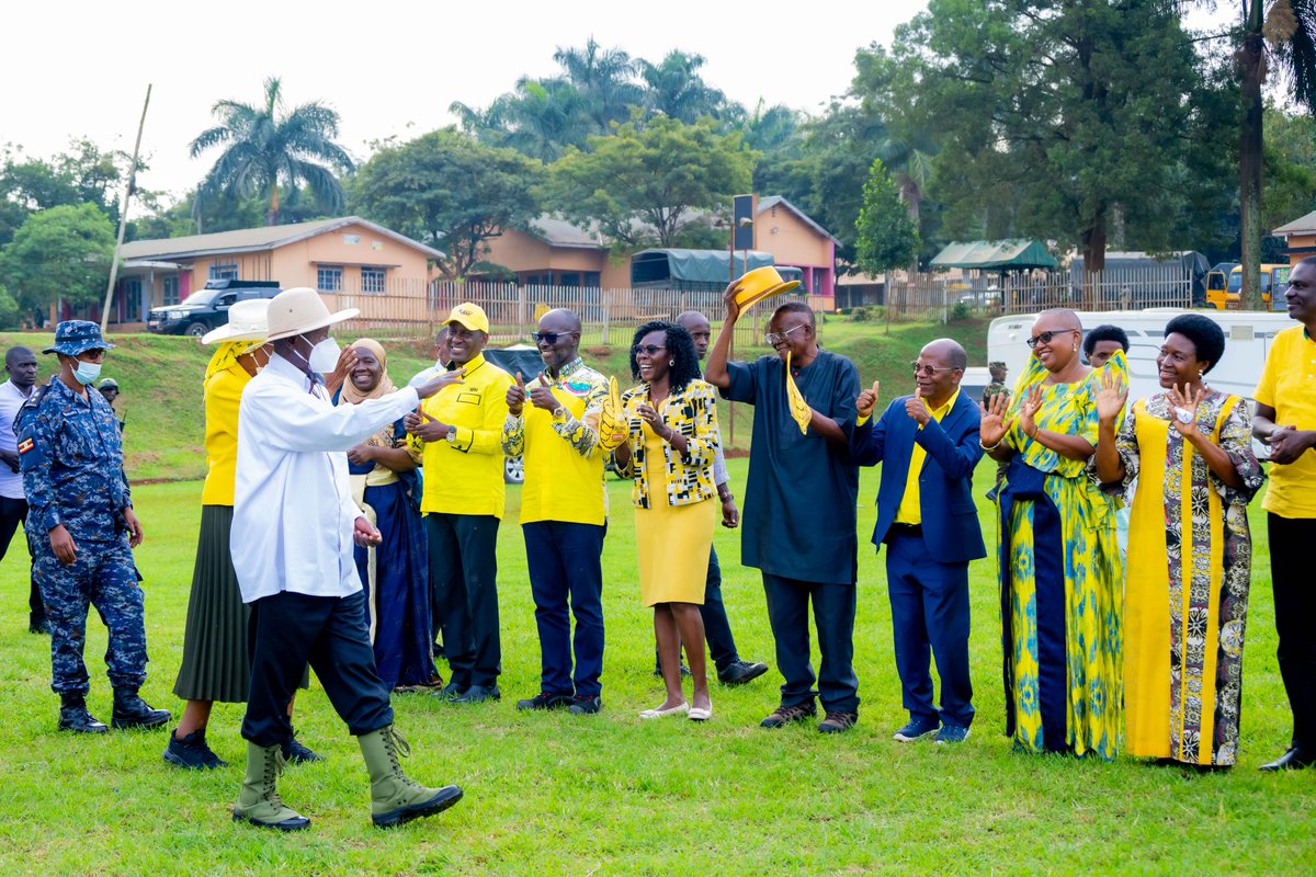 KagutaMuseveni's tweet image. I spoke to Kampala district leaders at Makerere University Business School, congratulating newly elected NRM leaders, especially young leaders who now need guidance.
Successful leadership is like medicine: diagnose the issues and prescribe the right solutions. Since 1986, the…