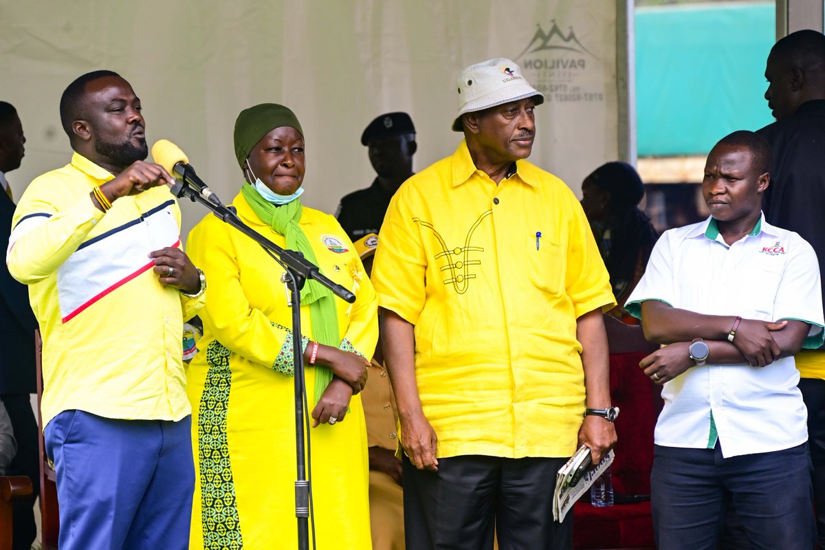 KagutaMuseveni's tweet image. I spoke to Kampala district leaders at Makerere University Business School, congratulating newly elected NRM leaders, especially young leaders who now need guidance.
Successful leadership is like medicine: diagnose the issues and prescribe the right solutions. Since 1986, the…