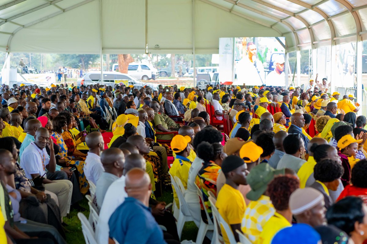KagutaMuseveni's tweet image. I spoke to Kampala district leaders at Makerere University Business School, congratulating newly elected NRM leaders, especially young leaders who now need guidance.
Successful leadership is like medicine: diagnose the issues and prescribe the right solutions. Since 1986, the…