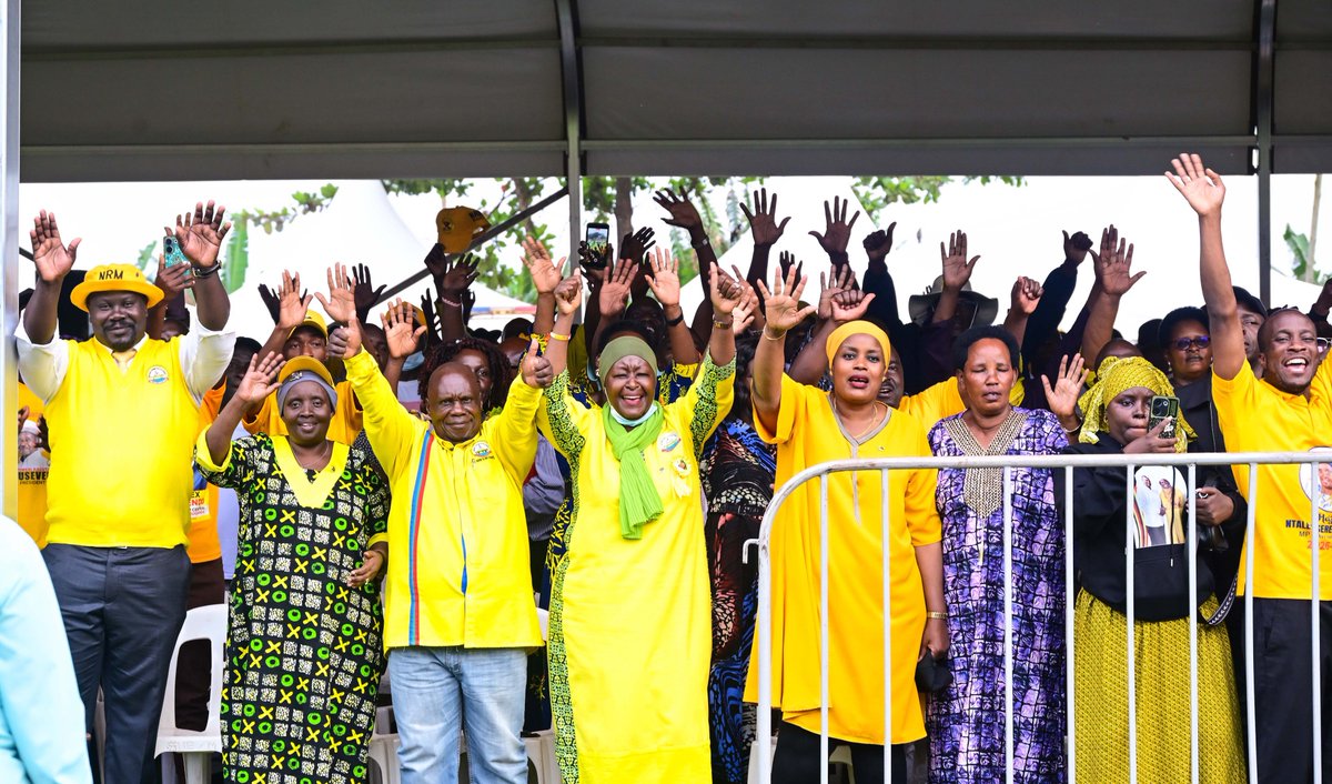 KagutaMuseveni's tweet image. I spoke to Kampala district leaders at Makerere University Business School, congratulating newly elected NRM leaders, especially young leaders who now need guidance.
Successful leadership is like medicine: diagnose the issues and prescribe the right solutions. Since 1986, the…