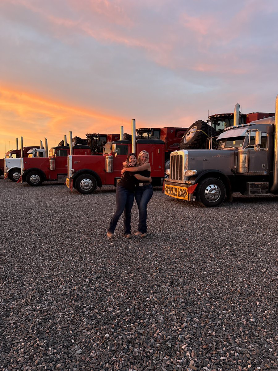 LittleBigFarm's tweet image. 🇺🇸2,000 mile harvest in the USA 🌾You can follow my journey as I travel through the USA on my youtube channel where I have created a playlist of videos of my time with Paplow Harvesting &amp;amp; Trucking. 

⭐️ youtube.com/playlist?list=… ⭐️