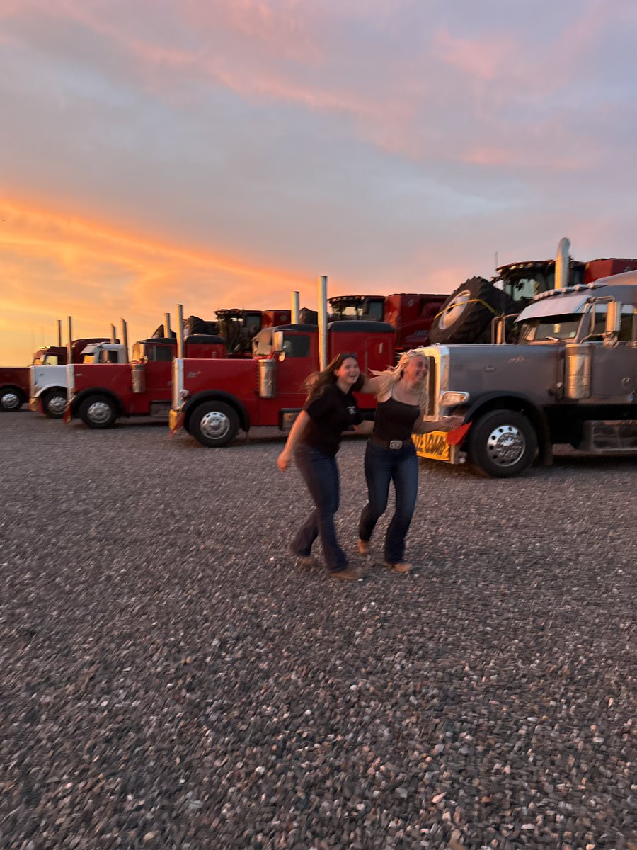 LittleBigFarm's tweet image. 🇺🇸2,000 mile harvest in the USA 🌾You can follow my journey as I travel through the USA on my youtube channel where I have created a playlist of videos of my time with Paplow Harvesting &amp;amp; Trucking. 

⭐️ youtube.com/playlist?list=… ⭐️
