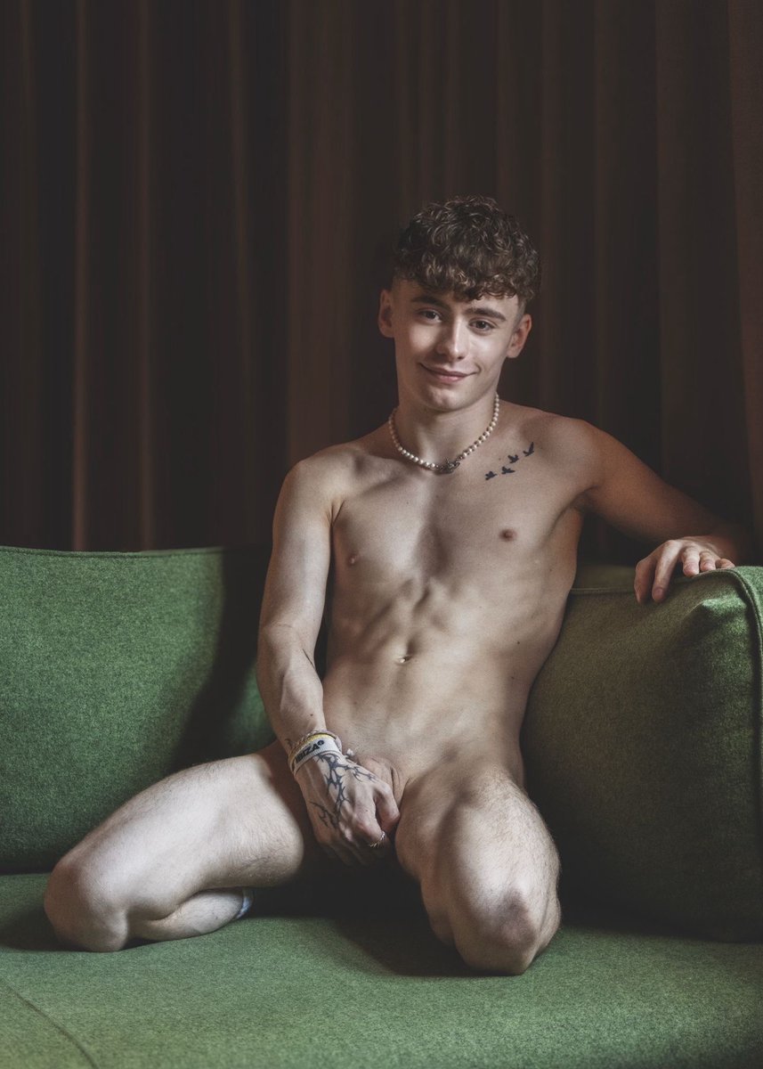 Feeling myself 📸 Big thanks to <a href="/LondonMaleImage/">London Male Images - Manchester 17th-19th July</a> for capturing this moment! check them out if you’re after clean, confident shots like this 👌✨