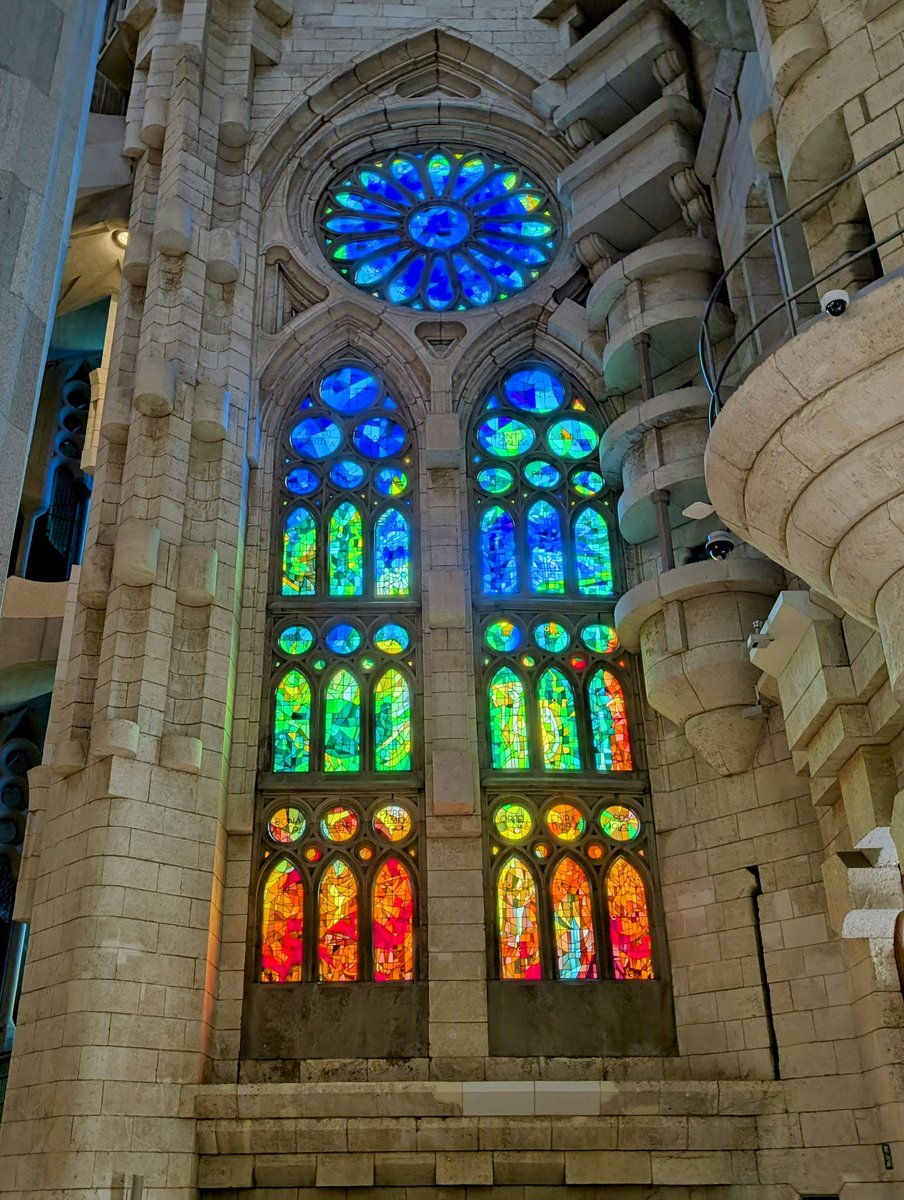 HikingSchweiz's tweet image. Quick weekend trip to Barcelona - a walk through the Sagrada Familia to admire the stained glass in the late afternoon light ✨