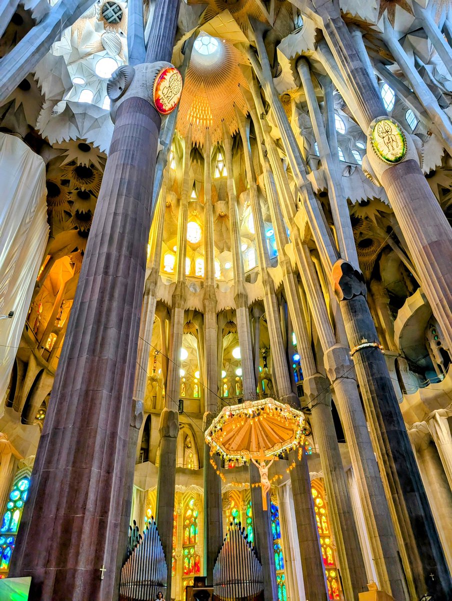 HikingSchweiz's tweet image. Quick weekend trip to Barcelona - a walk through the Sagrada Familia to admire the stained glass in the late afternoon light ✨
