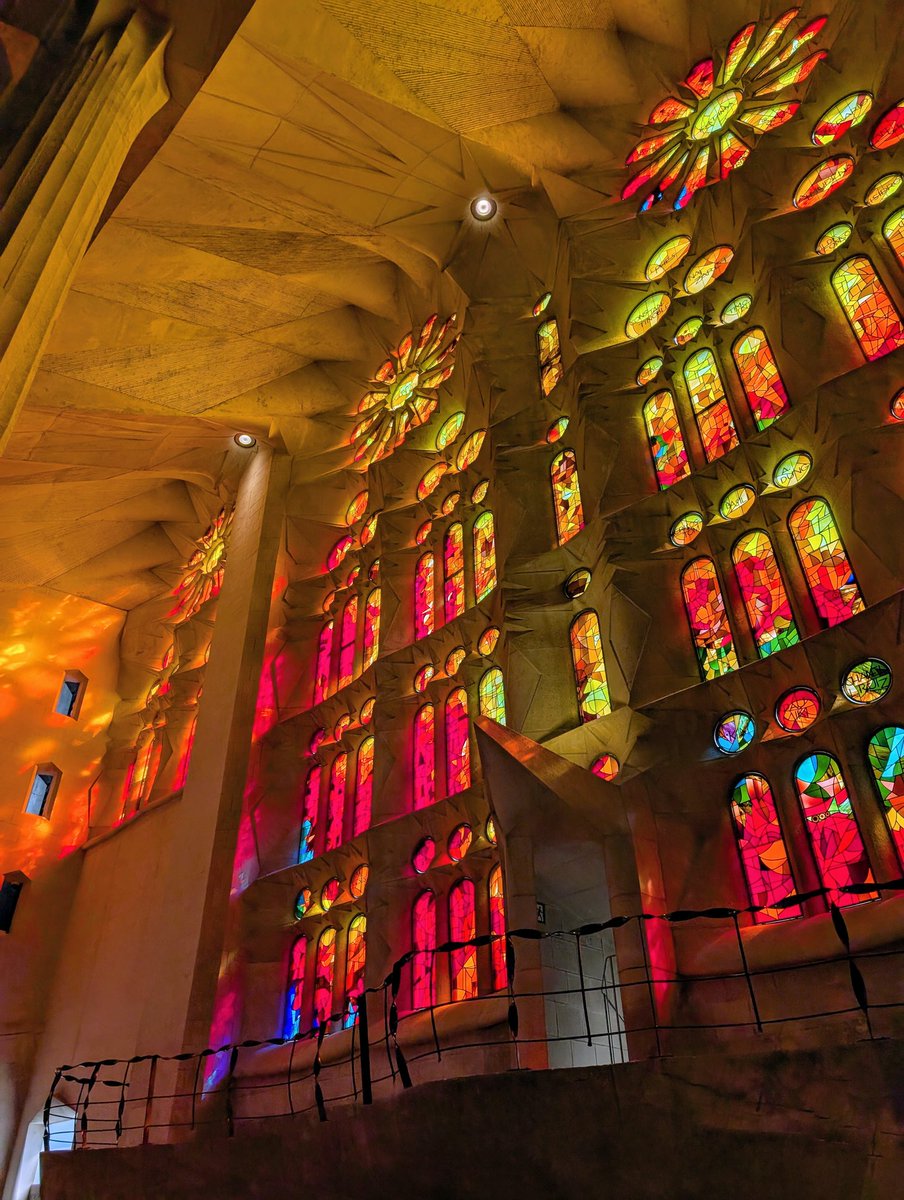 HikingSchweiz's tweet image. Quick weekend trip to Barcelona - a walk through the Sagrada Familia to admire the stained glass in the late afternoon light ✨