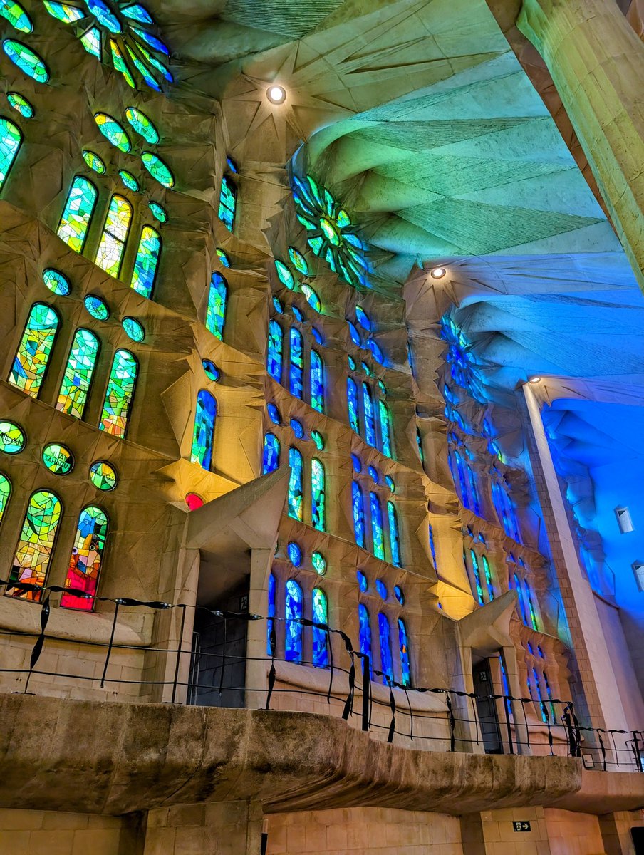 HikingSchweiz's tweet image. Quick weekend trip to Barcelona - a walk through the Sagrada Familia to admire the stained glass in the late afternoon light ✨