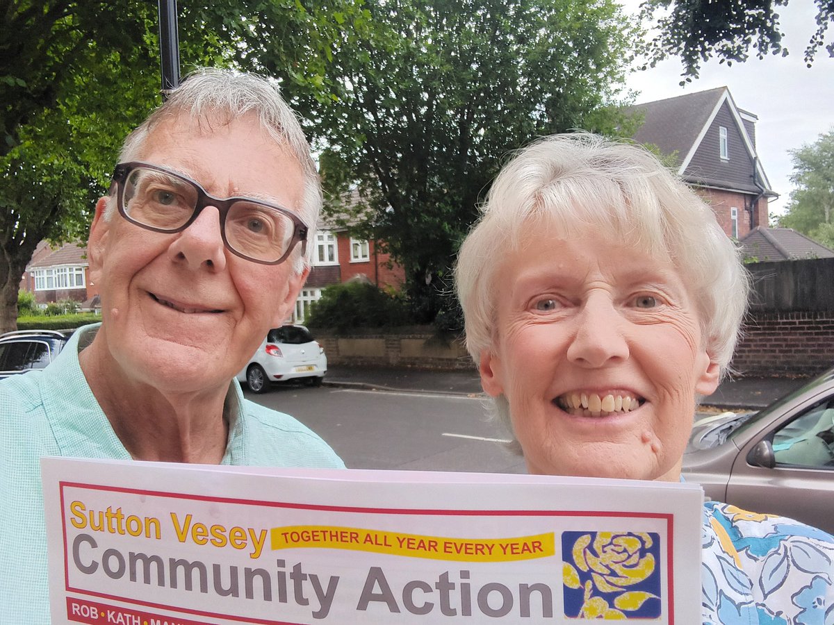 RobPocock1's tweet image. Out on Britwell Rd #SuttonVesey with @Cllr_Bridle today, dishing out our latest Community Action newsletters and nattering to local residents! #labourdoorstep