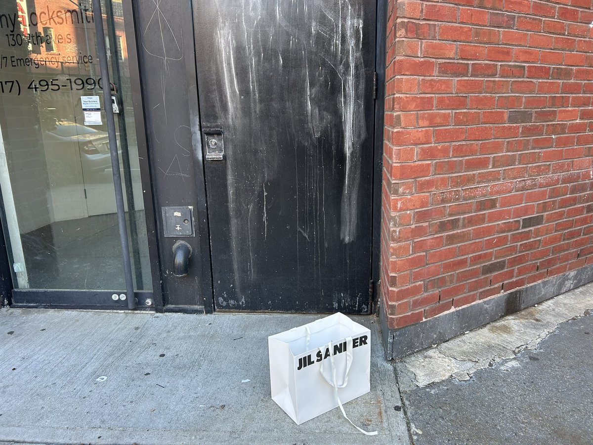 preset_2m3's tweet image. Someone in west village yesterday was too impatient and literally just could not wait to Put That Shit On