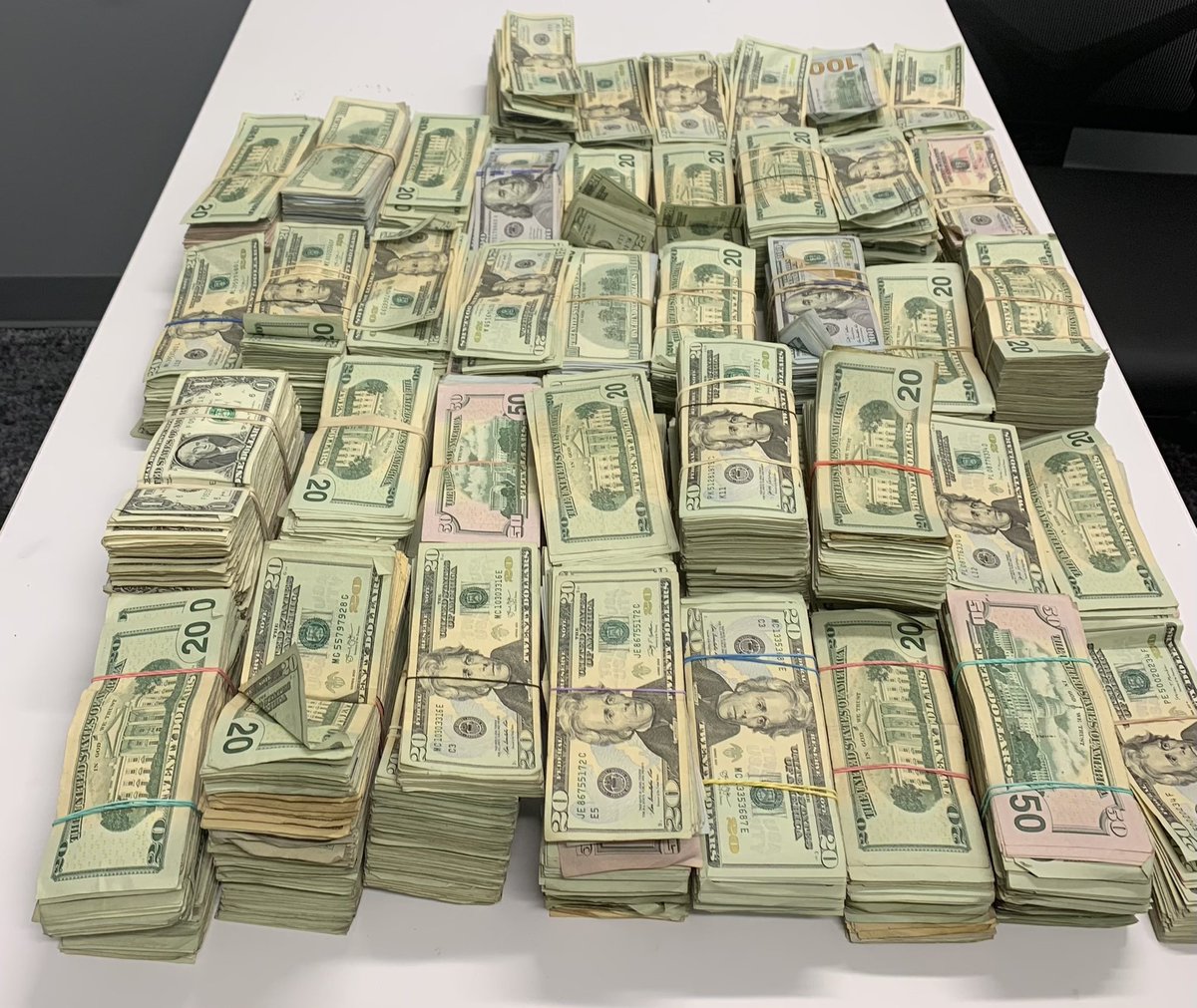 RawUnfilteredd's tweet image. Need someone to photoshop these pictures with a note next to it of my writing. I am willing to pay. Message me. Asap. Photoshop