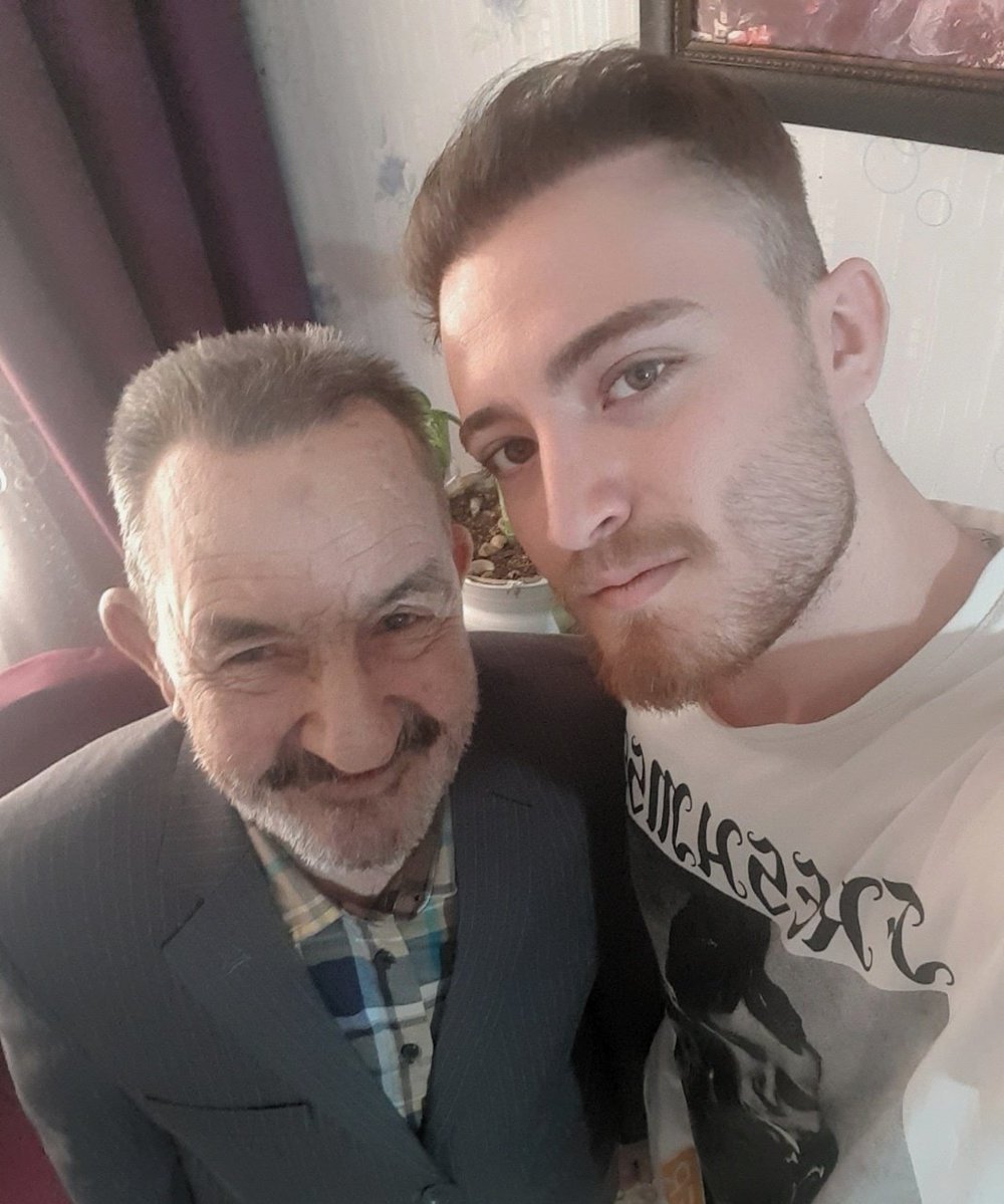 mohammad1_1383's tweet image. پدر بزرگم هر وقت منو میبینه
کت شلوار میپوشه میگه از من عکس بگیر(:
نتیجه: