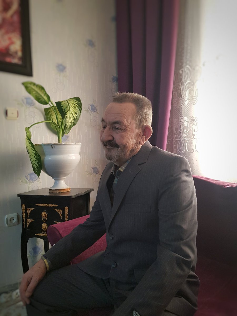 mohammad1_1383's tweet image. پدر بزرگم هر وقت منو میبینه
کت شلوار میپوشه میگه از من عکس بگیر(:
نتیجه: