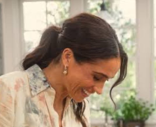 AsterUnfiltered's tweet image. Meghan Markle’s show couldn’t even crack the top 300 on Netflix? I’m sorry like what?! There’s no way the globally adored Duchess of Difficult, who elevates everything with dried flower sprinkles, isn’t in the Top 10. Clearly the stats are biased.
It’s Netflix’s fault they…