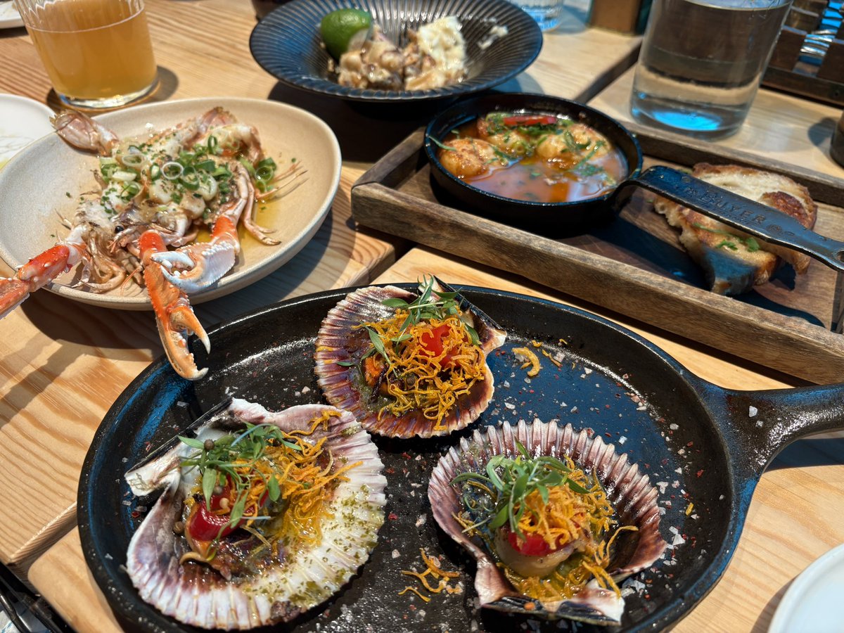 ChallengingPapp's tweet image. 【北欧サラリーマンの呟き】
最近フレンチばかりだったので、今日はスペインにしてみたけど、tapasって色々食べれて嬉しい☺️

お肉料理よりシーフードが美味だった😋