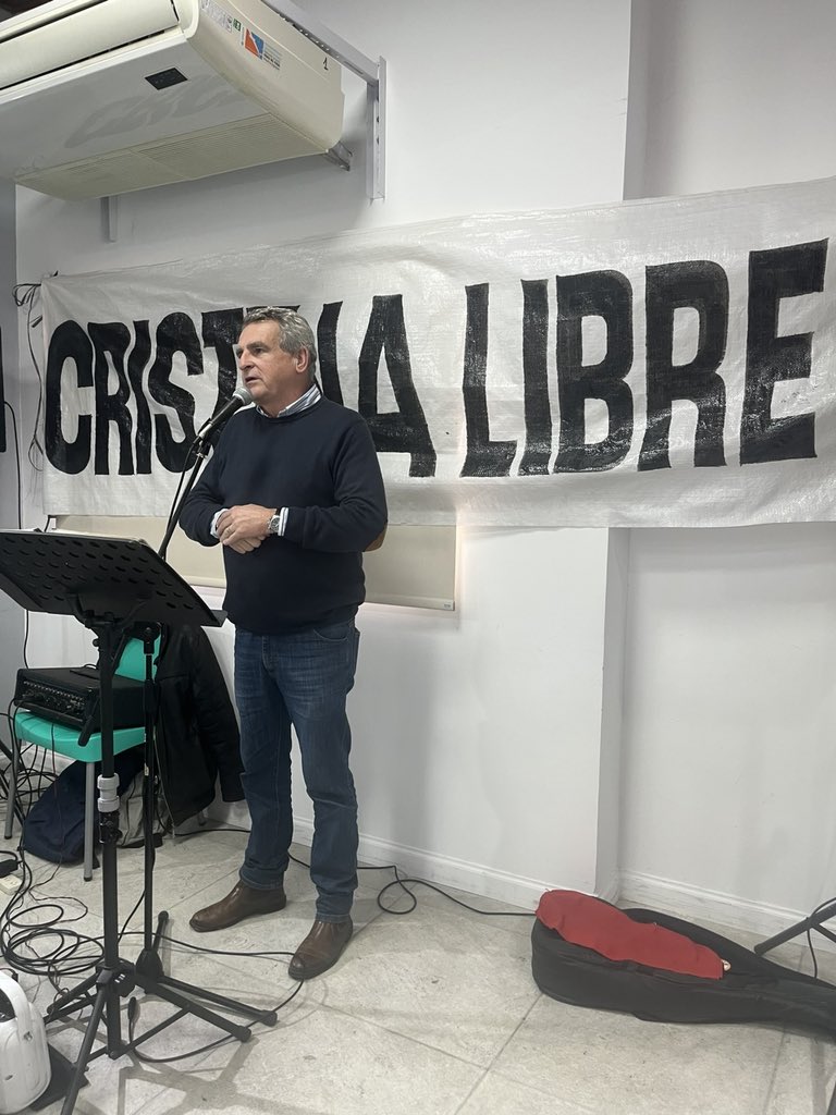 RossiAgustinOk's tweet photo. Los amigos son aquellas personas con las que compartimos sueños. 

📍Sábado de peña y choripaneada organizada por el SECYT Rosario por el Día del Amigo y por #CristinaLibre. Allí estuvimos junto a Walter Palombi, Fabio Gentili y Javier Ojeda.✌️

Desde acá, nuestro abrazo a @CFKArgentina . La queremos libre, Cristina es inocente.
