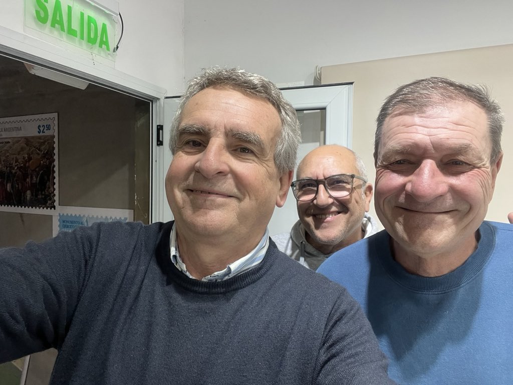 RossiAgustinOk's tweet photo. Los amigos son aquellas personas con las que compartimos sueños. 

📍Sábado de peña y choripaneada organizada por el SECYT Rosario por el Día del Amigo y por #CristinaLibre. Allí estuvimos junto a Walter Palombi, Fabio Gentili y Javier Ojeda.✌️

Desde acá, nuestro abrazo a @CFKArgentina . La queremos libre, Cristina es inocente.