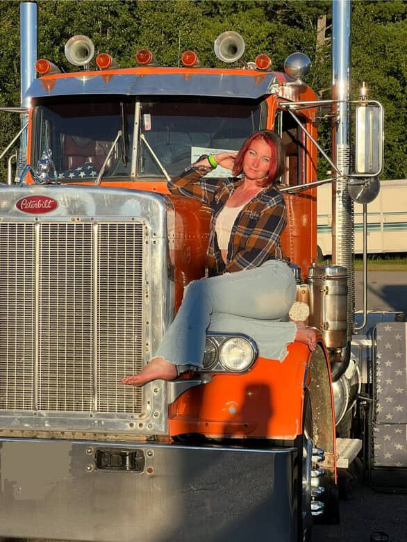 DirtyOlTrucker's tweet photo. The beautiful Mz @grayheart1369!!! ๐ฅต๐ฅต
#thedirtyoldtrucker #peterbilt #peterbilt359 #truckergirl #womenoftrucking #friendsofthedirtyoldtrucker https://t.co/JeGEjMs6BZ
