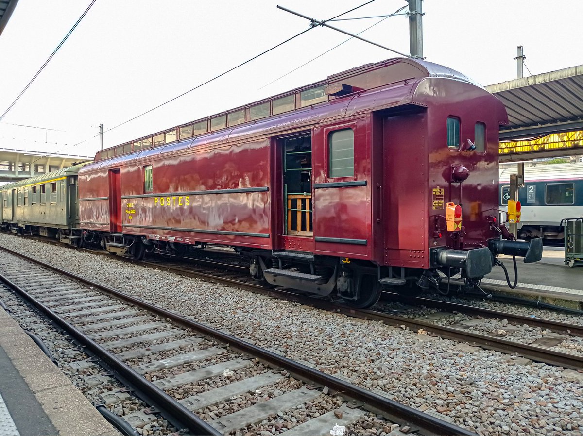 L'A1A A1A 68540 et son convoi de voitures anciennes de l'AAATV-CVL de passage a la gare d'Austerlitz

<a href="/141R840/">AAATVCVL</a> 

#trains #Paris