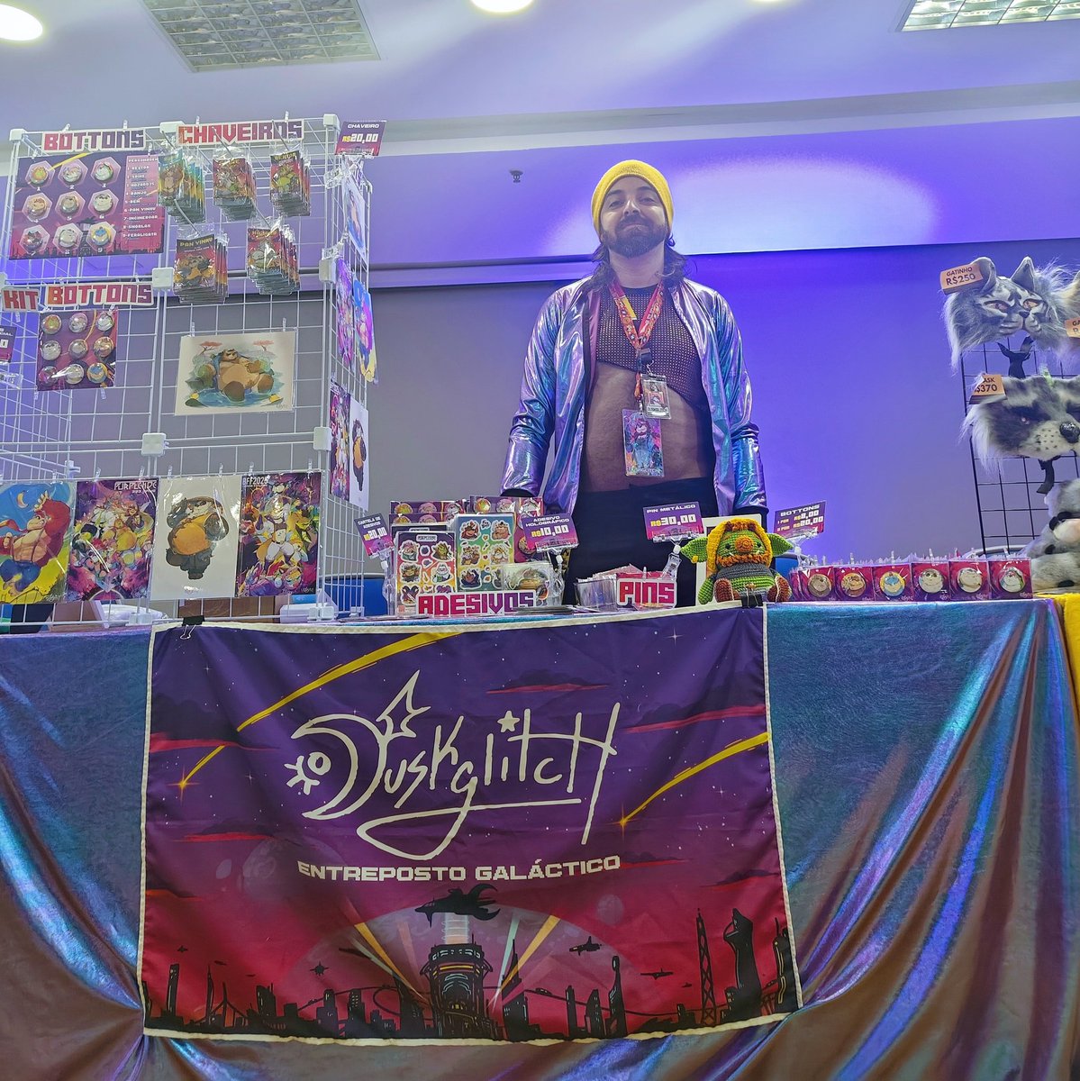 duskglitch's tweet image. E tá aí a minha mesinha no Brasil Furfest 🦦✨🌌