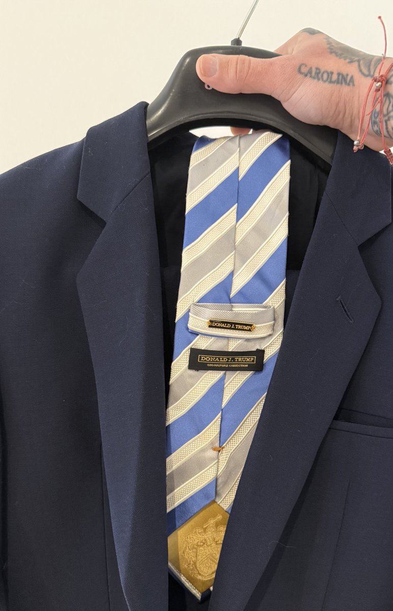 CHE GORDOS A QUIEN VEO EN LA DERECHA FEST?!

Yo ya tengo listo mi traje giga trumpista