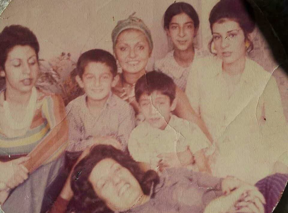 Tabantimes's tweet image. Iranian icon Googoosh performing and spending time with her fans in Kabul in the ’70s, just years before the Soviet invasion strained Iran-Afghanistan relations by sparking mass migration.