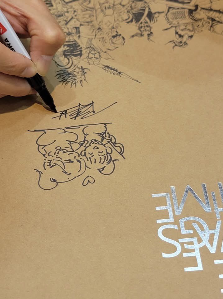 RoT_eng's tweet image. 🎉 || The Facebook account has shared pictures of Chan Mou and some of his illustrations at the signing event - and he’s even wearing one of the new Eight Geniuses shirts that debuted at the Book Fair!