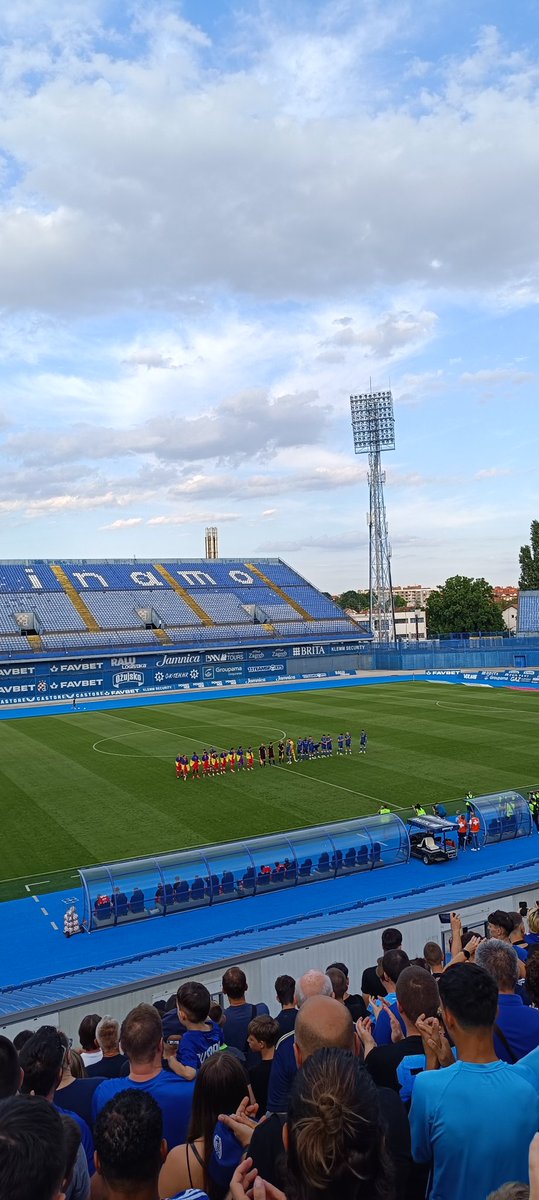 Šest tisuća ljudi na prijateljskoj protiv jebenog Krivbasa, kakav napredak u odnosu na razdoblje kad nas se skupilo 2-3 soma na HNL-u. Jebeni science fiction, bravo svima👏
A nije ni Dinamo loš.