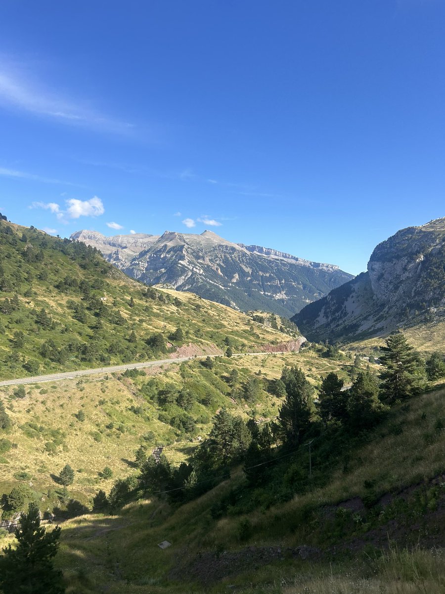 Meteonavarra_'s tweet image. 15ºC por Candanchú y tarde espectacular por Somport 😍