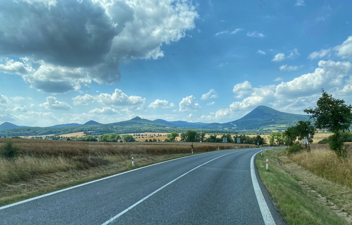 Hochtouren's tweet image. Heute auf der Heimfahrt von Böhmen: kurz nach Lovosice (Lobositz) gab es diesen schönen Blick auf das Böhmische Mittelgebirge- rechts der Milesovka (Milleschauer), diese vulkanisch geprägte Landschaft hat fast etwas toskanisches 🇨🇿