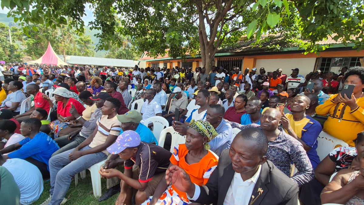 JohnMbadiN's tweet image. Day 2 of H/bay development tour:
√Visited Kibuogi Island in Homabay ahead of Ksh130M valued electricity power plant installation; the first ever.
√Issued Ksh10M from NGCDF Board to Seka Primary in Suba South for facelifting.
√Unveiled a truck to Sindo Gateway Fish Traders.