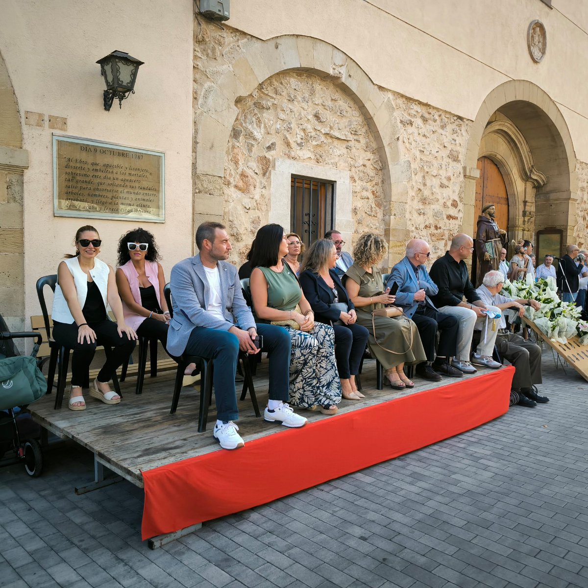 🌸 Ofrena de flors i fruits a Sant Francesc, patró del poble.
🤲🏼Moltes gràcies per tanta solidaritat.
🚗 També s’ha fet la benedicció dels vehicles en honor a Sant Cristòfol.
📸 Fotos de totes les entitats, associacions, penyes i colles participants al Facebook
#somdeJesús